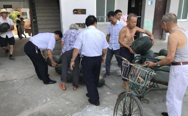 炎炎夏日，為福利院老人送清涼