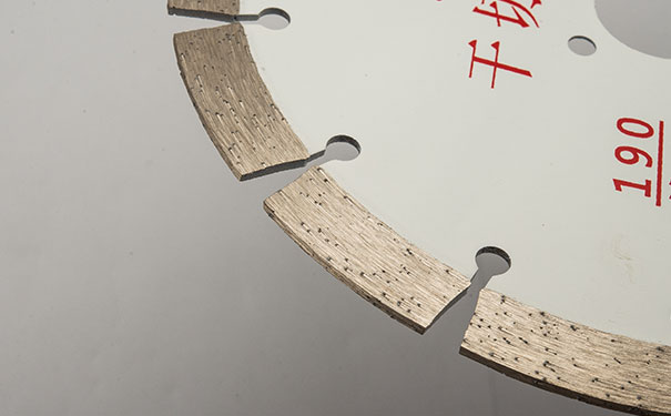 大理石鋸片在切割過程中搖擺是怎么回事呢？